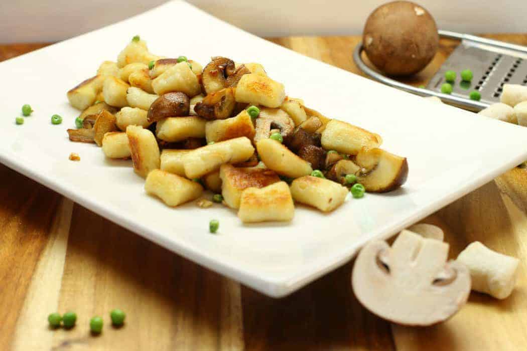 Pan fried gnocchi with mushrooms and peas, a delicious and easy meal!